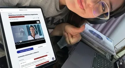 Estudante tranquilo estudando pela plataforma, depois do Aprova Universitário