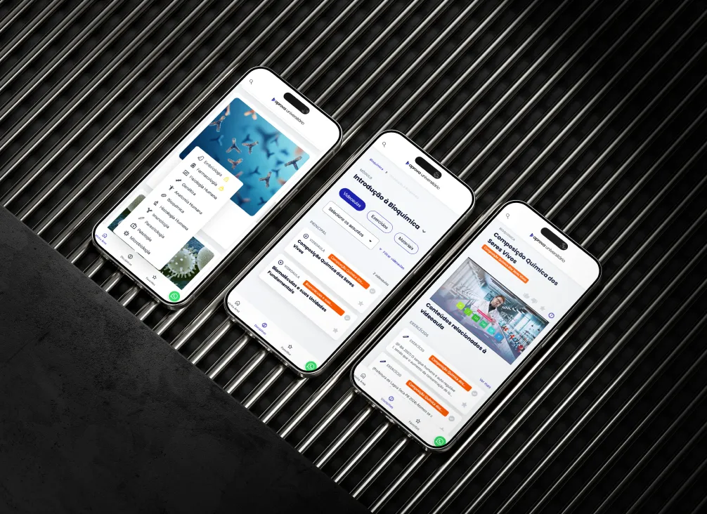 Plataforma do Aprova Universitário aberta em três celulares